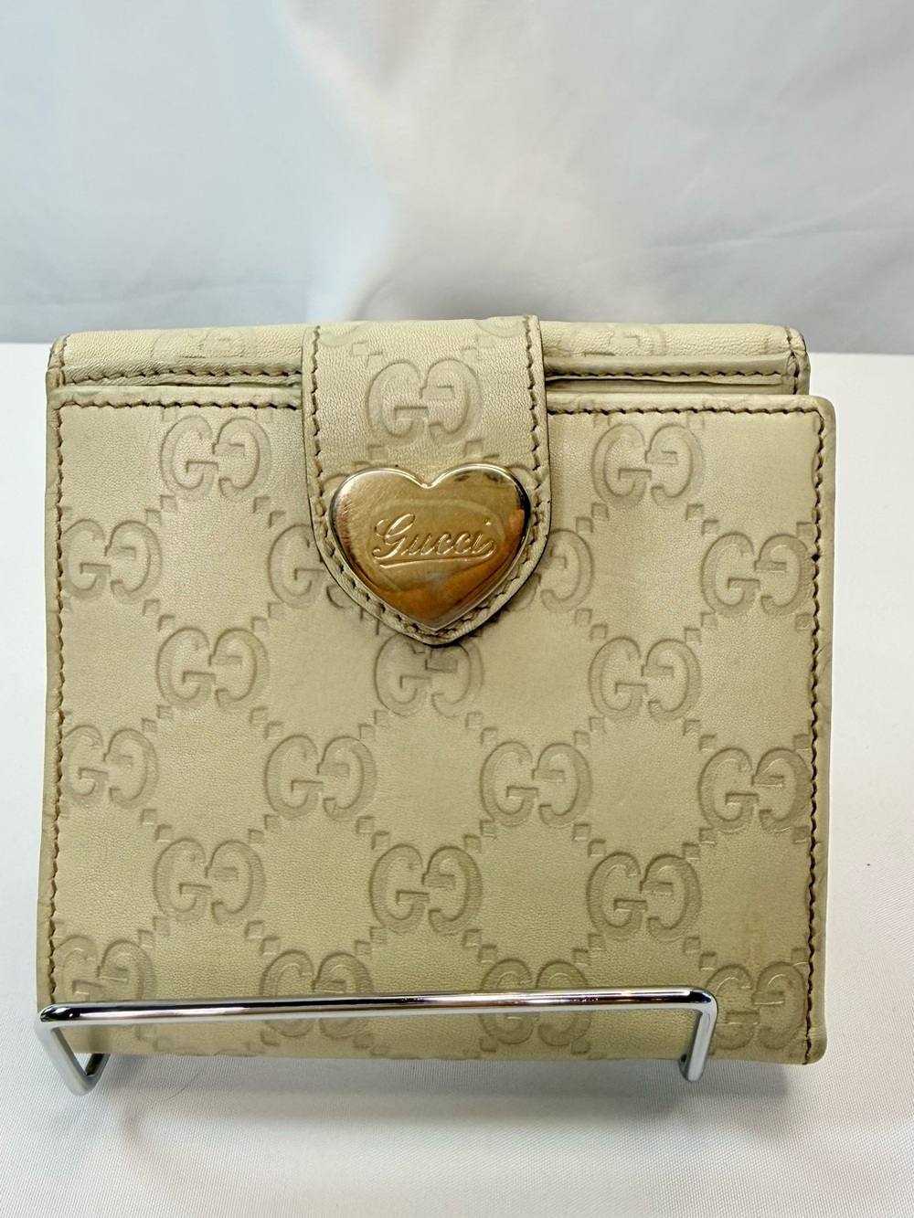 Gucci Guccisima Beige Compact GG Embossed Leather Wallet w/ Gold Heart Snap EVC - Picture 2 of 12